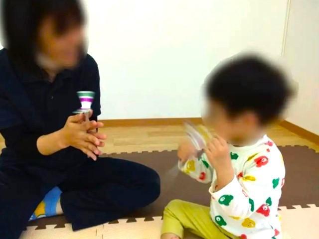 【保育士】多機能型施設/残業ほぼなし◎/2：1の少人数体制で子どもたちにしっかりと向き合える♪/全国展開する大手FCの加盟店/月給25万円～/正社員/資格必須の写真1枚目