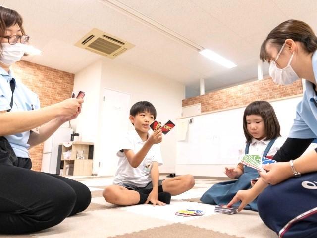 【保育士】放課後等デイサービス/日祝休み＆残業ほぼなし◎/研修・資格取得支援でさらに成長可/多彩な遊び・ゲームで楽しく発達を支援♪/月給19万円～/正社員/資格必須の写真1枚目