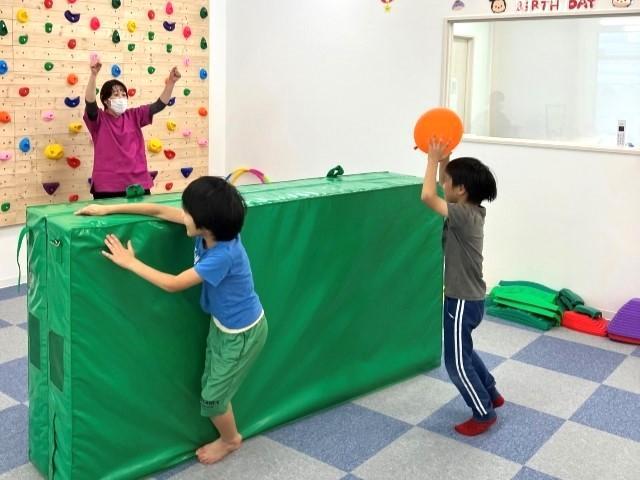 【保育士】多機能型施設/週2日5時間～勤務OK/テーマは「成長」と「自立」◎/子どもたちの可能性を伸ばす場所♪/時給1,038円～/パート・アルバイト/資格必須の写真1枚目