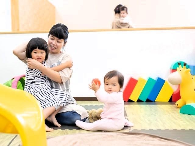 【児童指導員】多機能型施設/週1日～、午前のみ・午後のみ勤務OK/「第二のおうち」のようなあたたかい職場♪/研修・資格取得支援で学べる◎/時給1,140円〜/パート/無資格可の写真1枚目