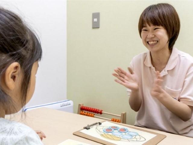 【理学療法士】児童発達支援/送迎なし◎/年間休日120日以上/残業ほぼなし/研修＆休暇制度充実の大手FC/そのままを認め、楽しく成長できる支援を♪/月給27万円～/正社員/資格必須の写真1枚目