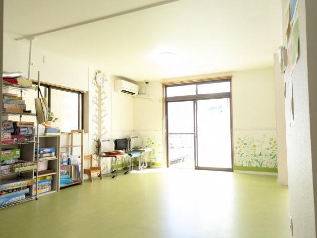 【児童指導員】多機能型施設/1日5h、週2～3日勤務/業務フォローばっちり◎未経験者も応募可/20代～50代まで幅広く活躍中！/時給1,140円〜/パート・アルバイト/資格必須の写真1枚目