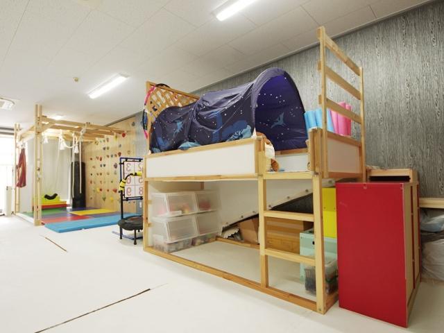 【保育士】多機能型施設/日曜休み◎/実働6時間＆12時出勤/月給25万円～/子どもも保護者も笑顔に！学びや育ちのよろこびと楽しさを分かち合う療育♪/正社員/資格必須の写真1枚目