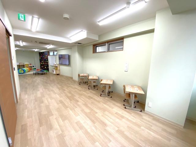 【児童指導員】多機能型施設/日曜休み/年間休日120日/月給26万円～/経験者優遇/全国300施設の豊富な運営ノウハウが学べる◎/自発的な活動を支援するスタイル♪/正社員/資格必須
