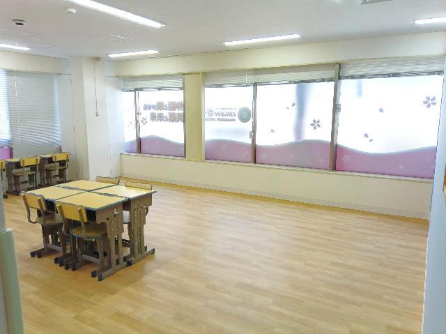 【児童指導員】多機能型施設/年休120日以上/月給26万円～/全国展開する大手FCの直営教室1号店！充実のノウハウ◎/少人数体制で子どもたちにじっくり向き合う♪/正社員/資格必須