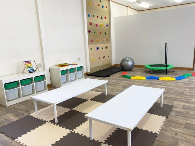 【保育士】放課後等デイサービス/年休110日/週休2日制◎/脳機能トレーニングやSSTを取り入れた療育で、脳の発達＆心身の成長をサポート♪/月給20.4万円～/正社員/資格必須