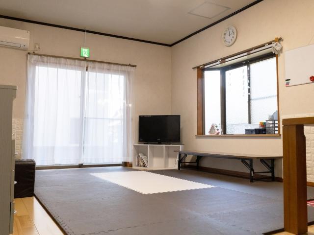 【保育士】放課後等デイサービス/週休2日制/日曜休み/残業ほぼなし◎/心温まる一軒家型の施設♪/人と人との出会いやつながりを大切にした療育支援/月給18万円～/正社員/資格必須の写真1枚目