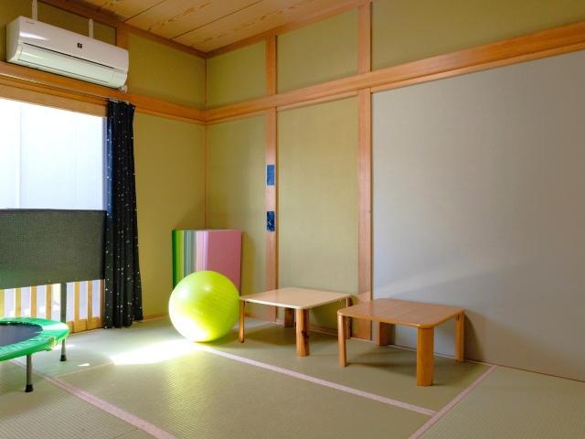 【保育士】放課後等デイサービス/週休2日制/日曜休み/残業ほぼなし◎/心温まる一軒家型の施設♪/人と人との出会いやつながりを大切にした療育支援/月給18万円～/正社員/資格必須の写真3枚目