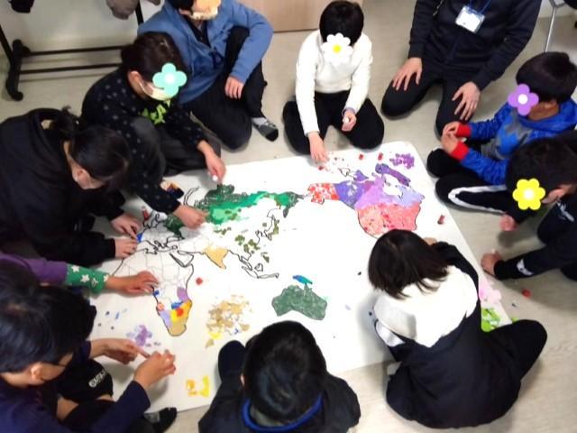 【保育士】放課後等デイサービス/年間休日120日以上＆残業ほぼなし◎/子どもたちと考える体験型の活動や庭や畑の活動など、楽しみがいっぱいの施設♪/月給26万円～/正社員/資格必須の写真1枚目
