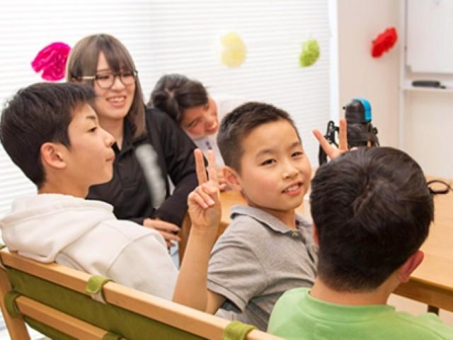 【児童指導員】放課後等デイサービス/日曜休み◎/「IT×福祉」をテーマに、STEAM教育をもとにしたITプログラムで支援♪/研修＆キャリアパス充実/月給22万円～/正社員/資格必須の写真2枚目