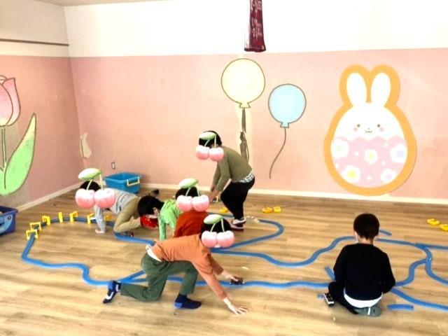 【保育士】多機能型施設/実働7.5時間＆長期休暇充実！/運動から創作、音楽まで♪挑戦をサポートし「できる喜び」を育てる趣向を凝らした支援◎/月給22.1万円～/正社員/資格必須の写真3枚目