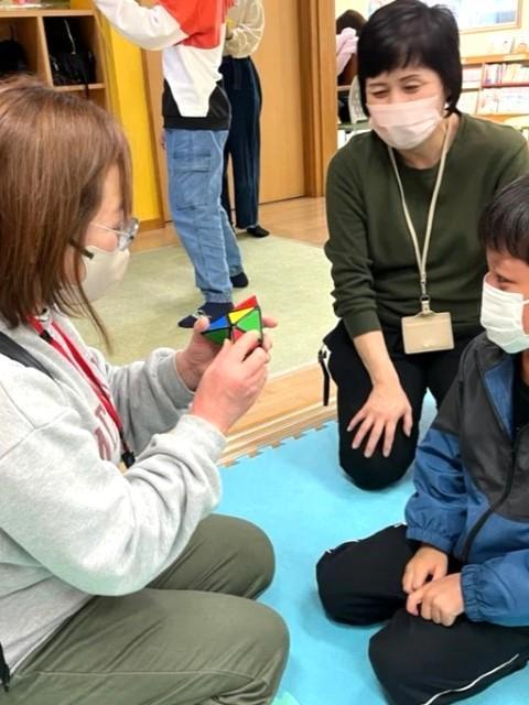 【児童指導員】放課後等デイサービス/日祝休み◎/十人十色の物語を紡ぐお手伝い♪/大型スクリーンやタブレットを用いて、視覚支援を取り入れた療育/月給17.5万円～/契約社員/資格必須の写真2枚目