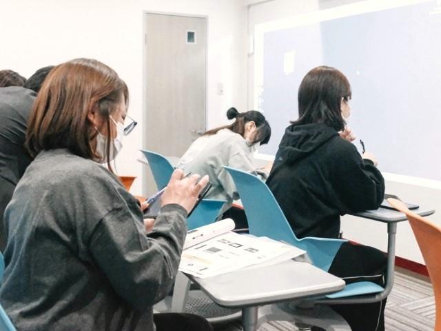 【児童指導員】放課後等デイサービス/日祝休み◎/十人十色の物語を紡ぐお手伝い♪/大型スクリーンやタブレットを用いて、視覚支援を取り入れた療育/月給17.5万円～/契約社員/資格必須の写真6枚目