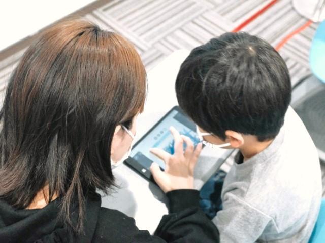 【保育士】放課後等デイサービス/日祝休み◎/十人十色の物語を紡ぐお手伝い♪/大型スクリーンやタブレットを用いて、視覚支援を取り入れた療育/月給17.5万円～/契約社員/資格必須