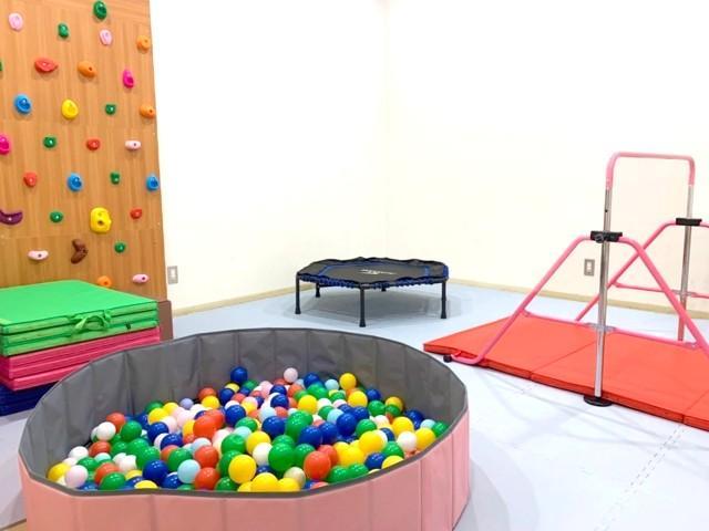 【児童指導員】放課後等デイサービス/正社員/資格必須/月給20.6万円～/残業ほぼなし/未経験可/福岡県内を中心に療育・通所介護・相談支援など多彩な福祉サービスを展開する運営法人◎の写真1枚目