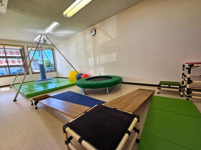 【保育士】多機能型施設/年休110日◎/日祝休み/ブランク可/月給25.1万円～/運動療育メインの発達支援プログラムで、子どもたちの成長と自立をサポート♪/正社員/資格必須の写真1枚目