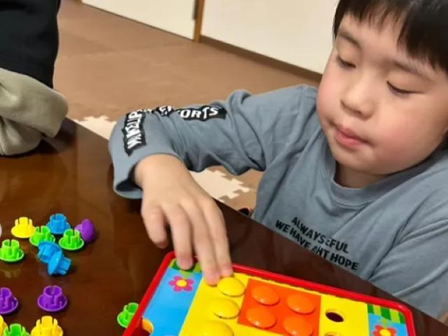 【児童指導員】放課後等デイサービス/完全週休2日制/日曜休み◎/一人ひとりの自立に向けた未来へつなげる療育/明るく楽しい環境で伸びやかな成長を♪/月給17.1万円～/正社員/資格必須