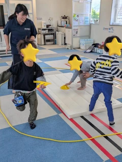 【児童指導員】放課後等デイサービス/完全週休2日制/産休育休取得実績あり/研修制度充実◎/運動を通して自己肯定感を高め「生きる力」をはぐくむ療育♪/月給20万円～/正社員/資格必須の写真5枚目