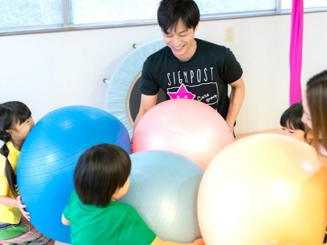 【児童指導員】多機能型施設/完全週休2日制＆残業ほぼなし◎/約50か所の仲間と共に成長できるFCグループ/「遊び」を通じてその子らしい成長を支援♪/月給22万円～/正社員/資格必須の写真1枚目