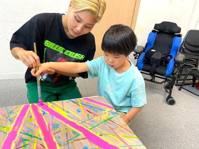 【児童指導員】放課後等デイサービス/週1日～勤務OK◎/個別の学習指導をメインに子どもたちの自立心を育む♪/時給1,122円～/パート・アルバイト/資格必須の写真2枚目