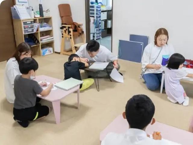 【児童指導員】放課後等デイサービス/日曜休み◎/研修＆OJT充実！/6つの支援を中心に、のびのびと安心した成長と居場所づくりを♪/⽉給20.8万円〜/正社員/資格必須の写真3枚目