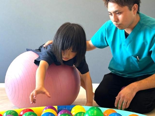 【保育士】児童発達支援/土日休み・年間休日120日＆残業ほぼなし◎/楽しく成長！運動療法をメインとした感覚統合特化型の施設♪/月給21.6万円～/正社員/資格必須