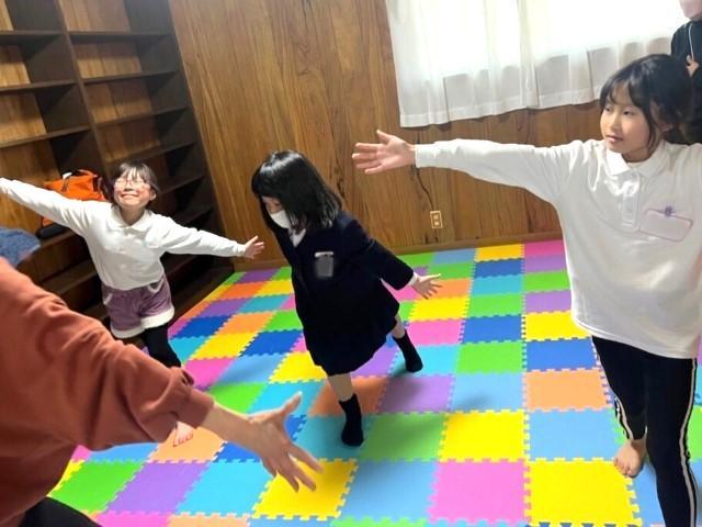 【児童指導員】放課後等デイサービス/パート・アルバイト/資格必須/時給1,085円〜/週3日4.5時間～勤務OK♪/運動・音楽・ダンスがメインの療育♪楽しみながら心と体を育てる◎の写真1枚目