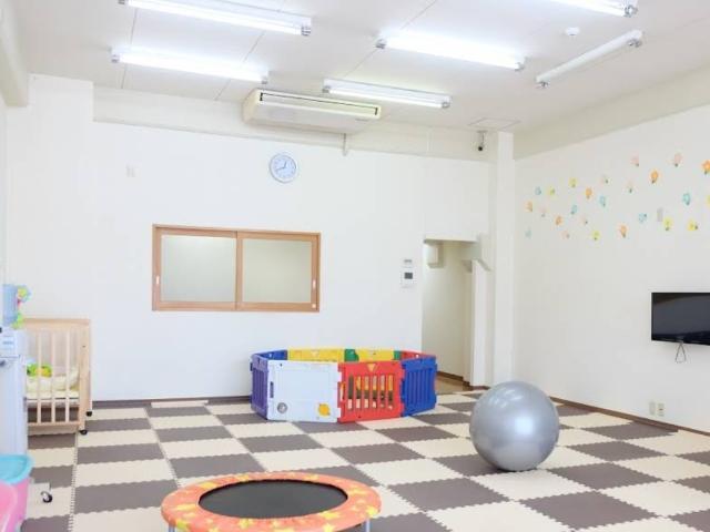 【保育士】多機能型施設/年間休日125日以上◎/日曜休み/残業ほぼなし/学習＆遊びで成長を支援！/子どもたちの笑顔あふれる未来づくりをお手伝い♪/月給21万円～/正社員/資格必須の写真1枚目