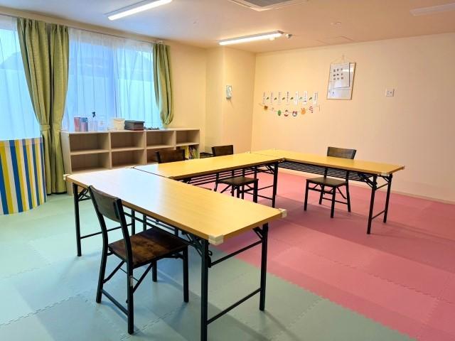 【児童指導員】多機能型施設/経験5年以上の方注目◎/年休110日/完全週休2日制/資格取得支援制度充実/約20施設の福祉施設を展開する法人♪/月給23万円～/正社員/資格必須