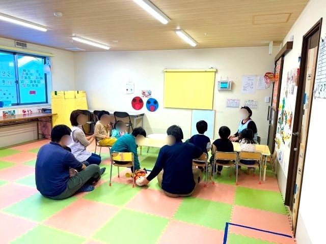 【児童指導員】多機能型施設/経験5年以上の方注目◎/年休110日/完全週休2日制/資格取得支援制度充実/約20施設の福祉施設を展開する法人♪/月給23万円～/正社員/資格必須の写真1枚目