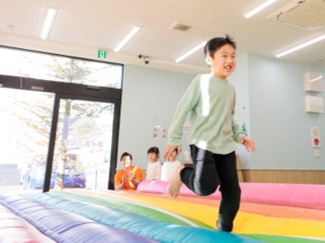 【臨床心理士/公認心理師】多機能型施設/年間休日120日/日祝休み/送迎なし◎/研修充実で早期のキャリアアップも可能/体操メインの運動特化型療育♪/月給26万円～/正社員/資格必須の写真2枚目