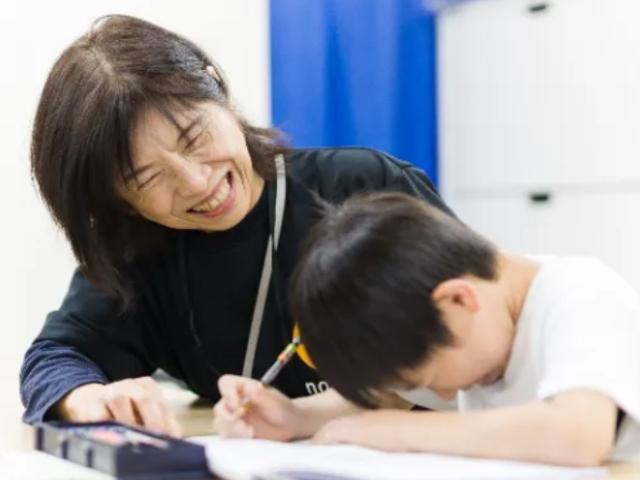 【保育士】放課後等デイサービス/年間休日125日◎/土日祝休み/子どもたちの独り立ちを目標とした支援/それぞれの場所で星のように輝けるように♪/月給22万円～/正社員/資格必須