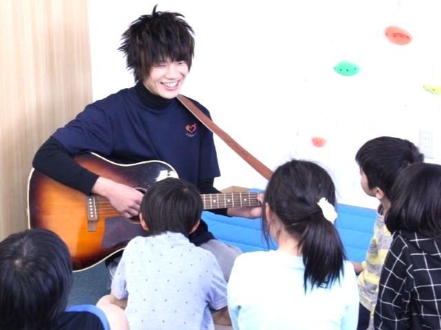 【児童指導員】放課後等デイサービス/日曜休み/年間休日111日◎/多彩なアプローチ＆一貫した支援で、「生きる力」を育む施設♪残業ほぼなし/月給20万円～/正社員/資格必須の写真1枚目