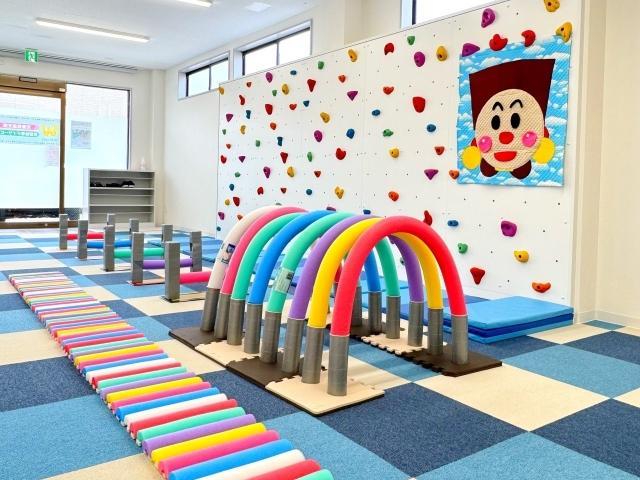 【児童指導員】多機能型施設/年間休日110日◎/日曜休み/全国300施設展開中の大手FCで豊富なノウハウが学べる/個別対応で自発的な活動を支援♪/月給22.5万円～/正社員/資格必須の写真1枚目