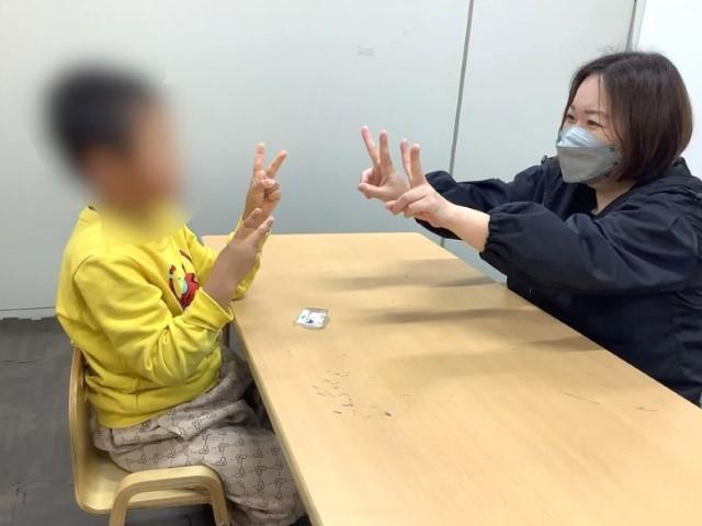 【児童指導員】児童発達⽀援/残業ほぼなし◎/段階的な研修＆キャリアアップ支援あり♪/42か所で事業展開中！/施設ごとのアイデアで特色ある支援を/⽉給19.9万円〜/正社員/資格必須の写真1枚目