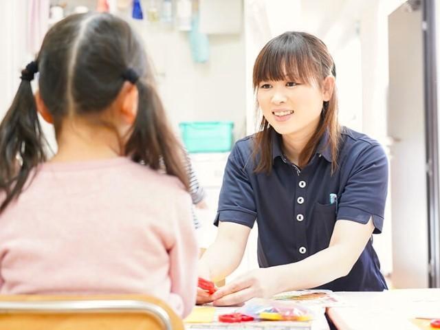 【心理学科卒の方歓迎！】児童発達支援/日曜休み＆月9日休み/充実の研修・キャリア支援＆休暇制度◎/スタッフも幸せになれる施設♪/月給20万円～/正社員/資格必須の写真1枚目