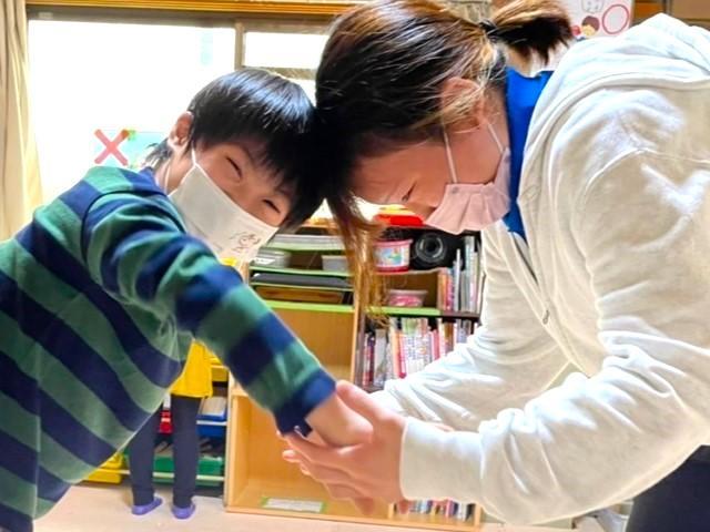 【心理学科卒業の方限定！】放課後等デイサービス/正社員/資格必須/月給27.5万円～/年間休日110日/研修＆福利厚生充実◎/外遊びやダンス、工作など、のびのび、楽しい成長を♪の写真2枚目