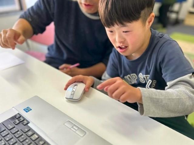 【児童指導員】多機能型施設/正社員/資格必須/月給24万円～/未経験可/全国に300施設以上を展開する業界大手のFC♪/個別対応で自主性を伸ばす療育◎