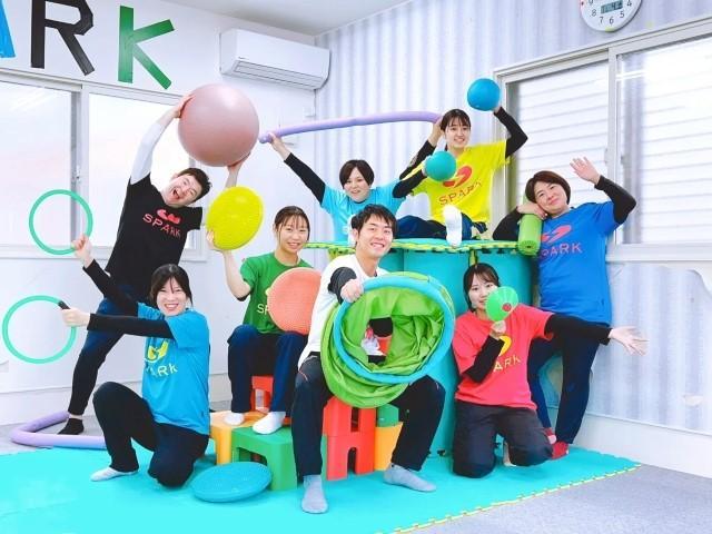 【児童指導員】多機能型施設/送迎なし◎/週1日～＆午前・午後のみ勤務もOK◎/笑顔で楽しく！「脳科学×運動療育」が特徴♪/時給1,110円～/パート・アルバイト/資格必須