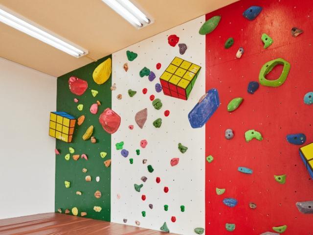 【児童指導員】多機能型施設/日曜休み◎/有資格者と専門的支援が学べる♪遊び＆楽しい「小児総合リハビリ施設」/残業ほぼなし/月給20万円～/正社員/資格必須