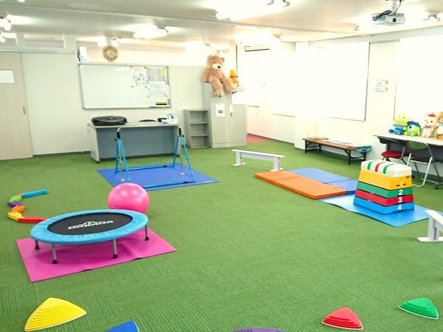 【児童指導員】放課後等デイサービス/日曜休み＆残業ほぼなし◎/「4つの柱と5領域による支援」で、子どもたちの光り輝く笑顔と未来を応援♪/未経験可/月給22万円～/正社員/資格必須