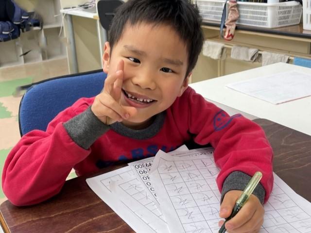 【児童指導員】放課後等デイサービス/7時間勤務◎/残業ほぼなし/研修充実/独自カリキュラムで成長支援！学習塾プロデュースの放デイ♪/月給24万円～/正社員/資格必須の写真1枚目