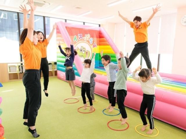 【保育士】多機能型施設/年間休日120日/日祝休み/送迎なし◎/月給26万円～/研修充実で早期のキャリアアップも可能/少人数制で体操メインの運動特化型療育♪/正社員/資格必須