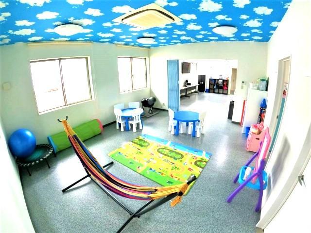 【保育士】多機能型施設/正社員/資格必須/月給18万円～/休暇制度充実◎/残業ほぼなし/協力し合って連休取得も可/多人種・多言語による支援が特徴の国際色豊かな施設♪