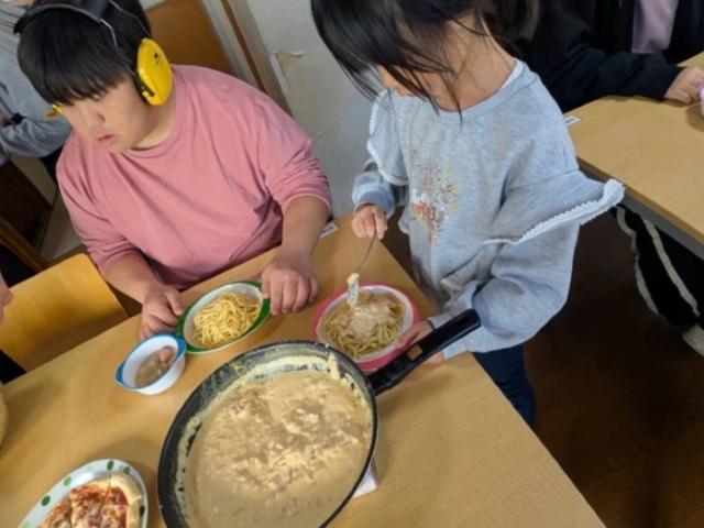 【児童指導員】放課後等デイサービス/年間休日115日/完全週休2日制◎/食育＆生活支援を中心とした療育♪/居心地の良いサードプレイスを目指して/月給24.5万円/正社員/資格必須の写真1枚目