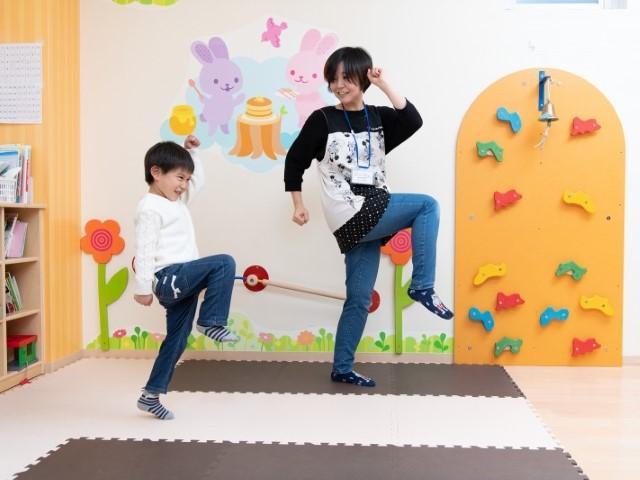 【言語聴覚士】児童発達支援/日月休み/送迎なし/残業ほぼなし/未経験OK/全国100教室以上を展開するFC◎/ABAに基づく独自療育が特徴♪/月給28.2万円～/正社員/資格必須