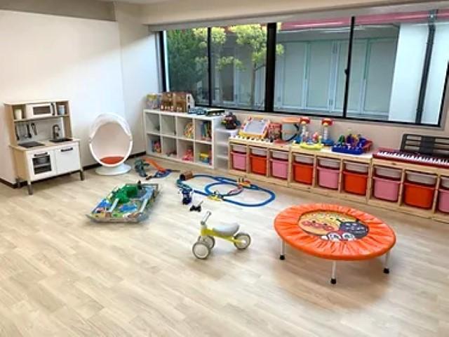 【保育士】児童発達支援/4週8休制/送迎なし/残業ほぼなし/研修制度充実/全国100教室以上を展開するFC◎/ABAに基づく独自療育が特徴♪/月給20万円～/正社員/資格必須