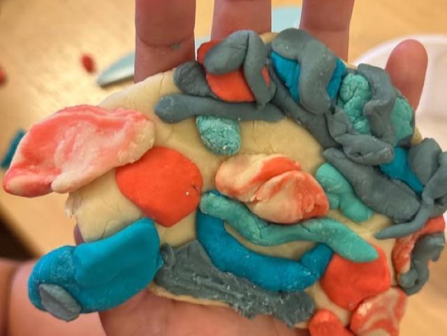 【児童指導員】多機能型施設/年休110日◎/送迎なし/経験者を募集！/発達段階やニーズに合わせた個別の運動療育/リラックスして自己表現できる場を提供/月給24万円～/正社員/資格必須