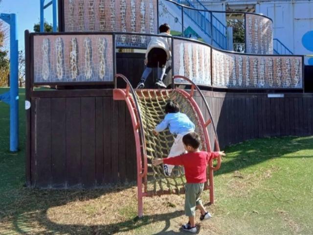 【児童指導員】多機能型施設/日祝休み◎/研修制度が充実！/「最初の一歩」をサポートする療育♪/子どもたちもご家族も、笑顔になれる居場所づくりを/月給21万円～/正社員/資格必須