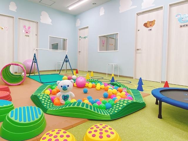 【臨床心理士/公認心理師】児童発達支援/年間休日120日以上◎/送迎なし/未経験可/自発的に、楽しみながらの成長を支援♪/全国展開する大手のFC/⽉給26万円〜/正社員/資格必須